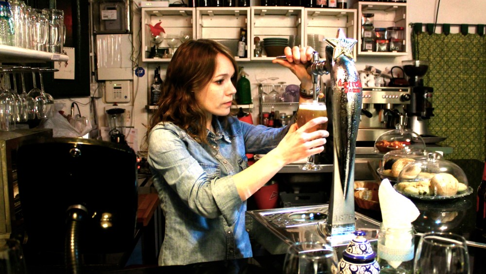 Mònica en la barra de Moraima Mònica en la barra de Moraima