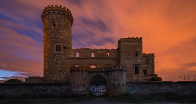 La Torre Salvana, también llamada Castillo del Infierno, se encuentra entre la Colonia Güell y Santa Coloma de Cervelló.