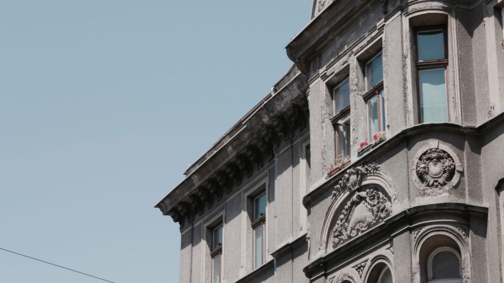 Edificio con rosas en la ventana