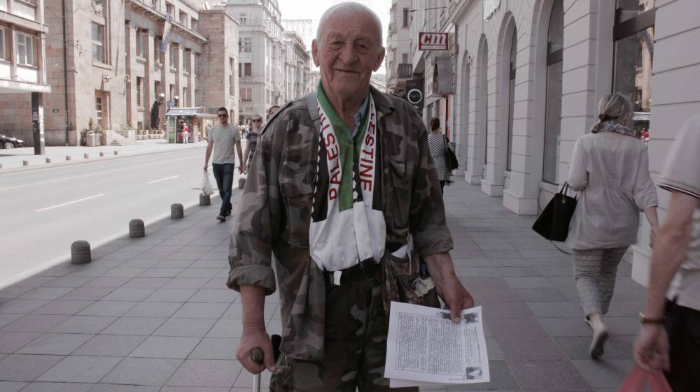 Hombre mayor con ropa militar