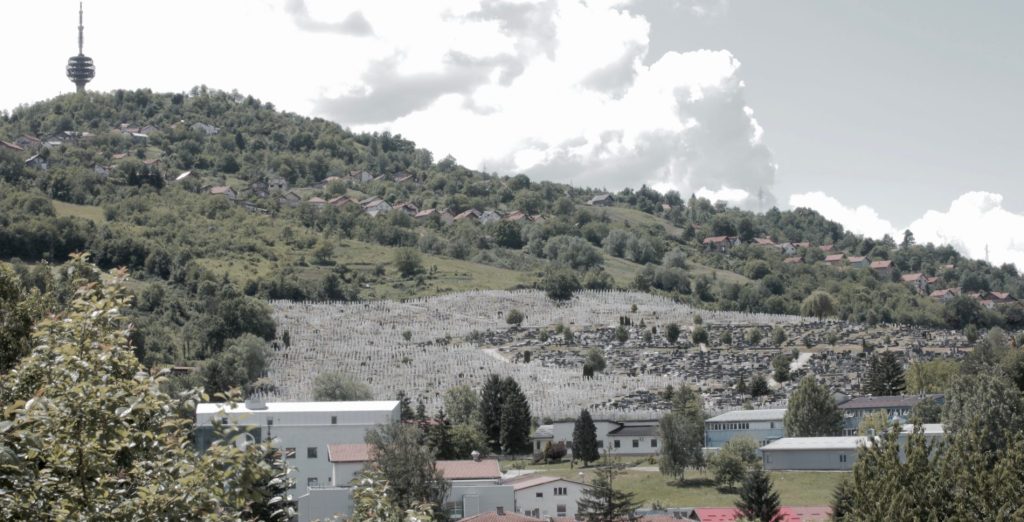 Montaña de Sarajevo con tumbas