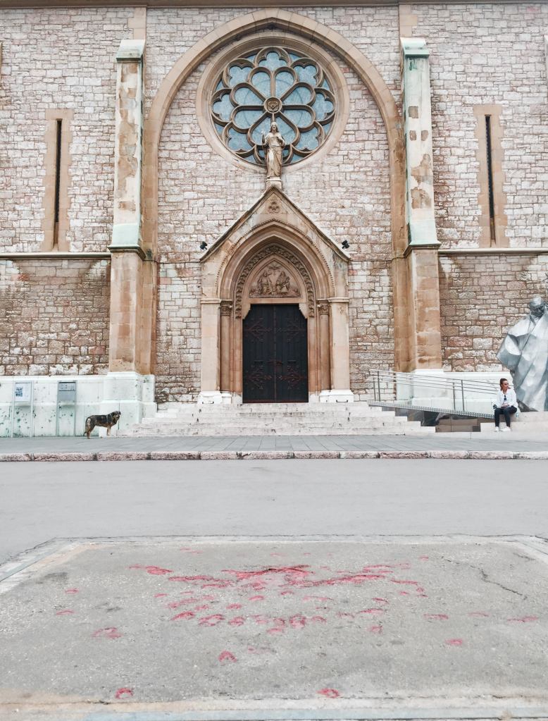 Rosa de Sarajevo en frente de una iglesia.