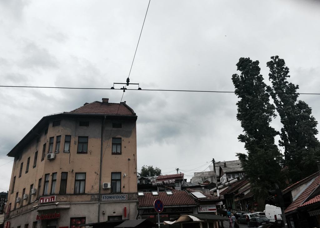 Cables de los muchos tranvías que hay en la ciudad