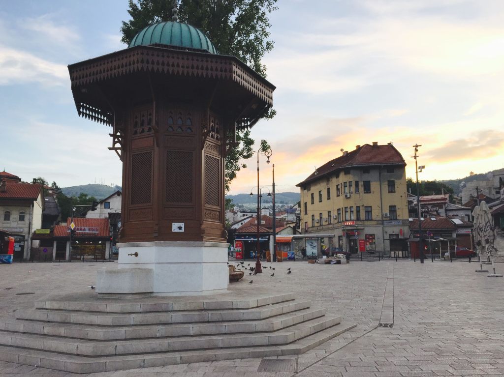 Fuente Sebilj, el icono de Sarajevo, en una vacía plaza Baščarsija