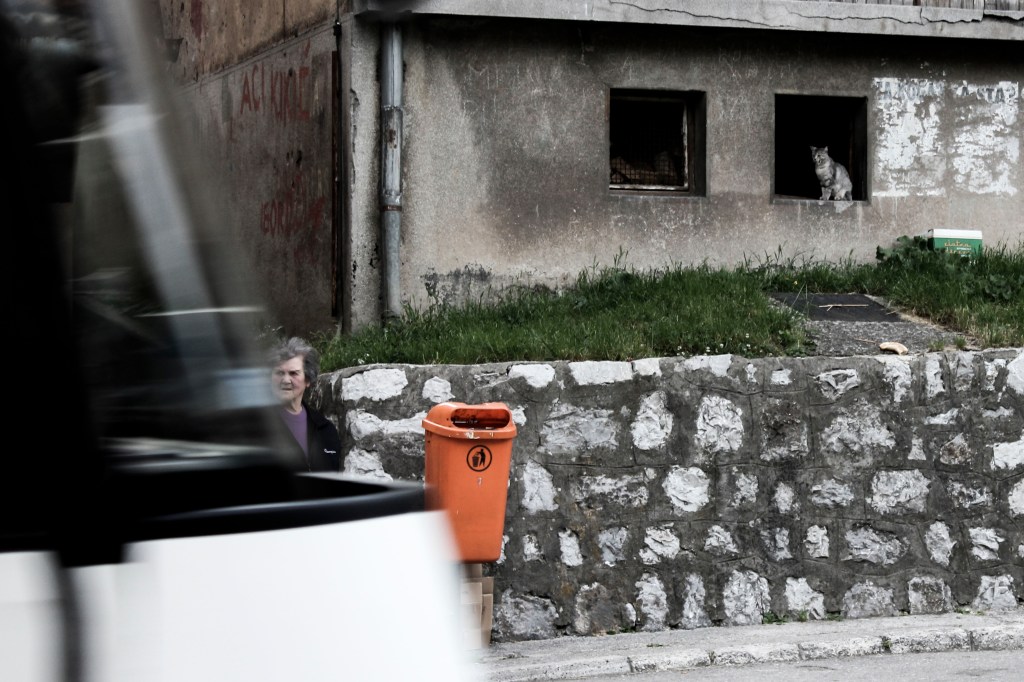 Mujer cruzando la calle en Vareš