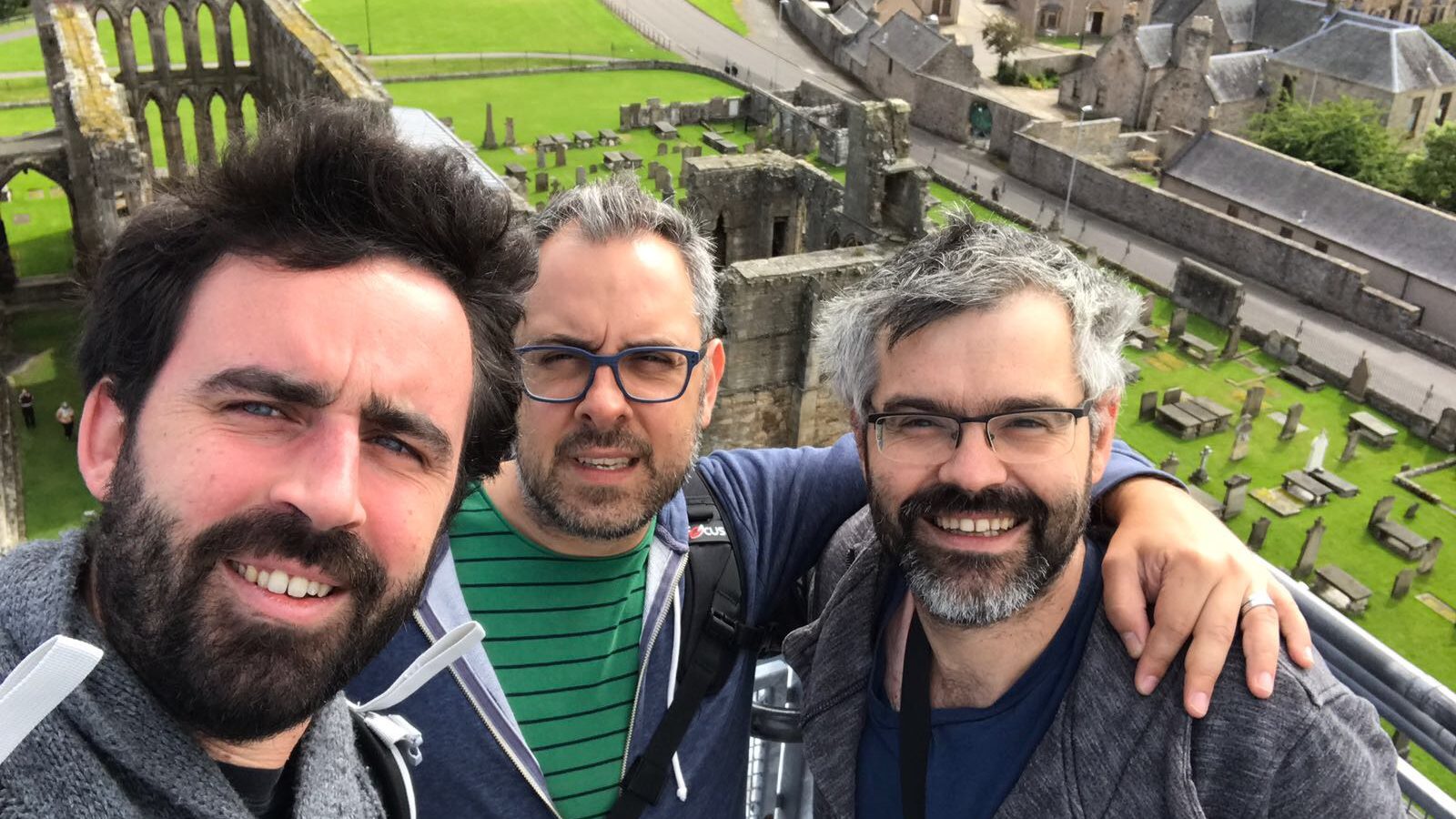 Los Becarios del Misterio en una de las pocas torres que quedan en pie de la Catedral de Elgin.