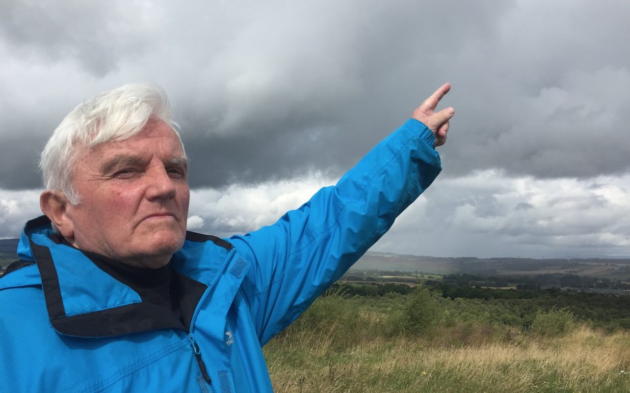 El concejal William Buchanan  busca respuestas en el cielo.